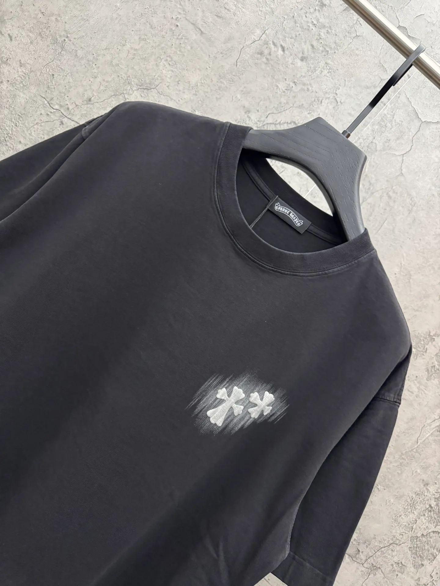 P190 top version, real shot without P, ​​different from market currency) 𝗖𝗵𝗿𝗼𝗺𝗲 𝗛𝗲𝗮𝗿𝘁𝘀/Croxin 2026 Spring New Original Single Counter American Laser Direct Injection Couple Short Sleeves 👑The highest version! Customized fabric 300g washed, best-selling model at the counter, very comfortable to wear. Accessories: original molded and authenticated collar label ➕ 100% silk wash label. Genuine purchase-grade original hangtag➕matching hanging rope➕3D hanging beads➕original packaging bag. Craftsmanship: The original version has consistent wiring! The highest version of the armhole matching technique! Color: White Black Gray Size: S M L XL Style Number: 26-2057